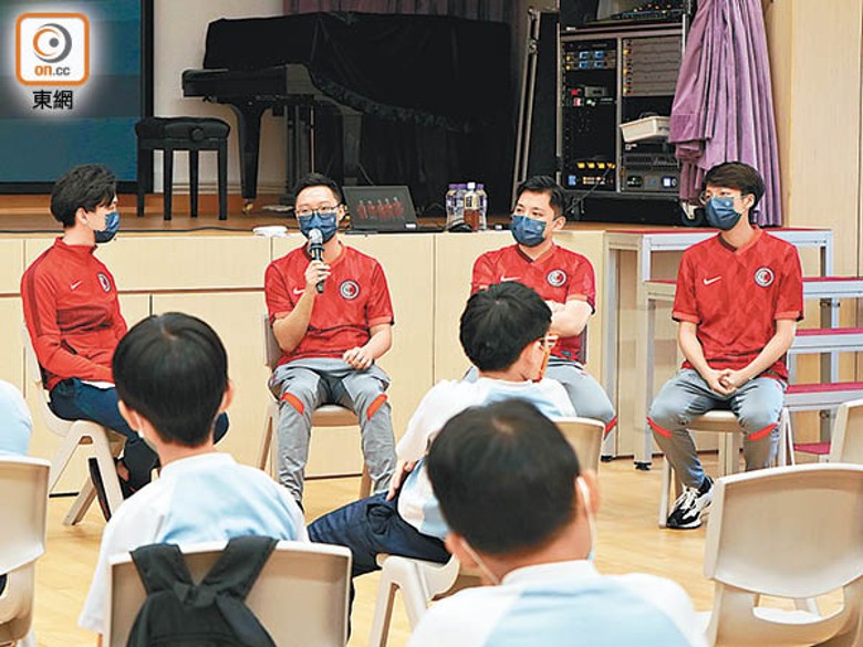 4位港隊代表程添霖（左起）、何嘉銘，丘敏龍及劉枳希，與同學分享電競精神及心得。