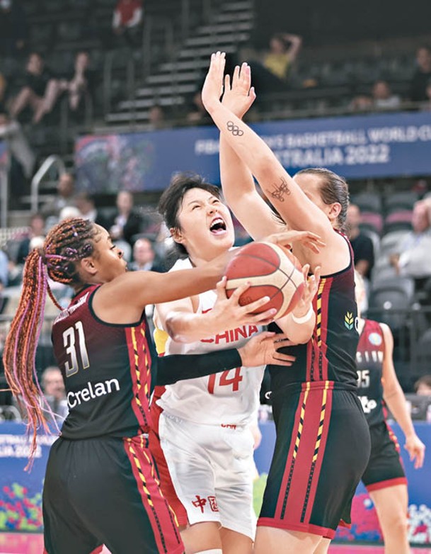 中國女籃（中）遭比利時球員夾擊。