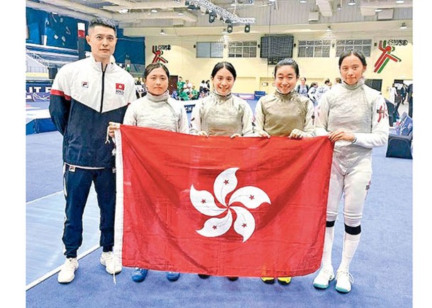 香港女花劍隊獲得銀牌。（香港劍擊總會圖片）