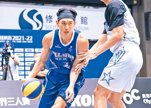 蘇伊俊（左）經常出席籃球活動騷球技。