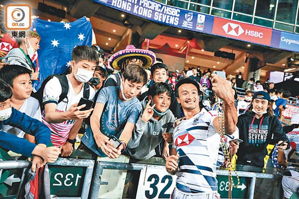 姚錦成（右）為球迷簽名合照，深受歡迎。