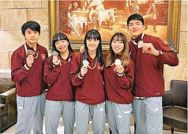劉樂添（左起）、楊諾琳、王嘉莉、徐淑琪及李玨穎齊齊袋牌。（香港柔道總會提供）