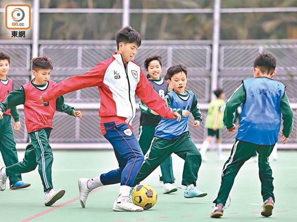 職業球員Vs小學生成為當日重頭戲。