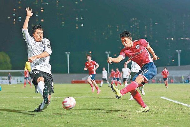 香港U23前鋒 林智豐（右）