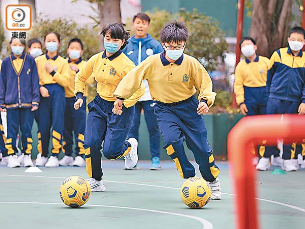 同學獲安排參與各種基本足球訓練，獲益良多。