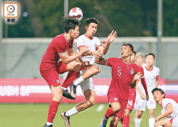 港隊劉家喬（白衫）被兩位新加坡球員夾擊。