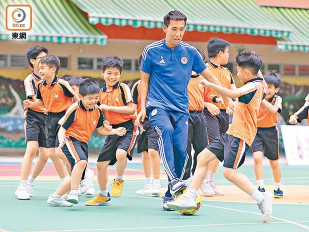 胡晉銘落場跟同學仔切磋球技。