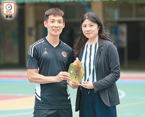 陳淑儀校長（右）指東方球員到訪，能成為同學們的榜樣。