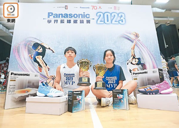 吳委峻（左）和姚采芸獲選MVP，獲大會送上Panasonic電器及adidas球鞋等獎品。