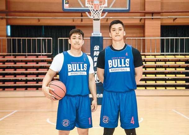 香港金牛籃球隊正式成立，穿起新東家球衣的梁兆華（右）、楊睿騏加盟領軍。