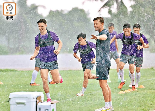 港隊球員克服狂風暴雨，努力練習。