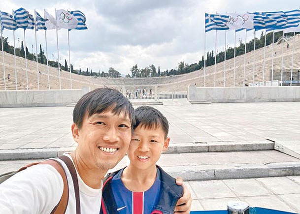 蘇來強（左）上月陪Johnny仔到希臘比賽。（受訪者提供圖片）