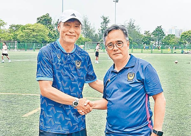 南韓教練河赫俊（左）接過晉峰帥印。（晉峰fb圖片）