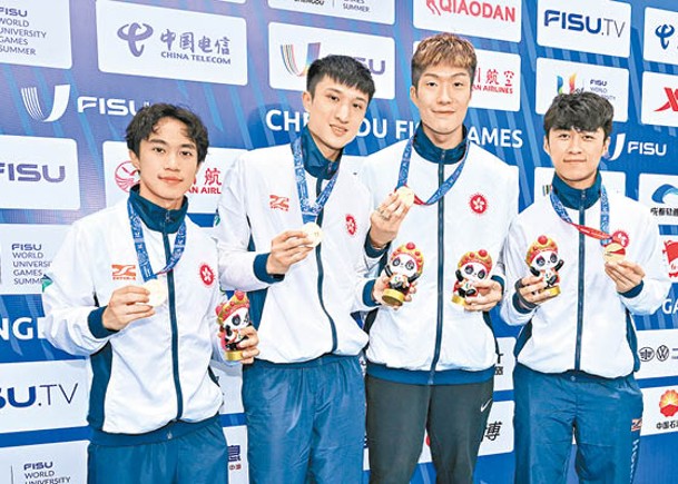 李逸朗（左起）、蔡俊彥、張家朗和吳諾弘攜手為港贏得第4金。