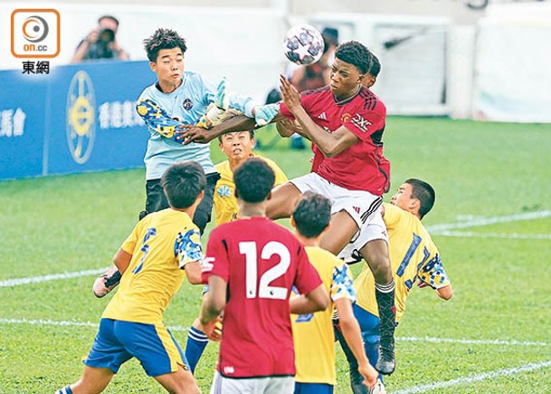 曼聯Ｕ16（紅衫）以3比2擊敗香港青年聯賽選手隊。