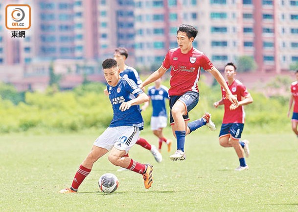 東方孫銘謙（左）同香港U23嚴啟倬早前熱身賽交過手。