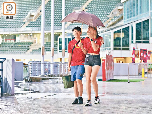 球迷冒雨入場睇波撐港隊。