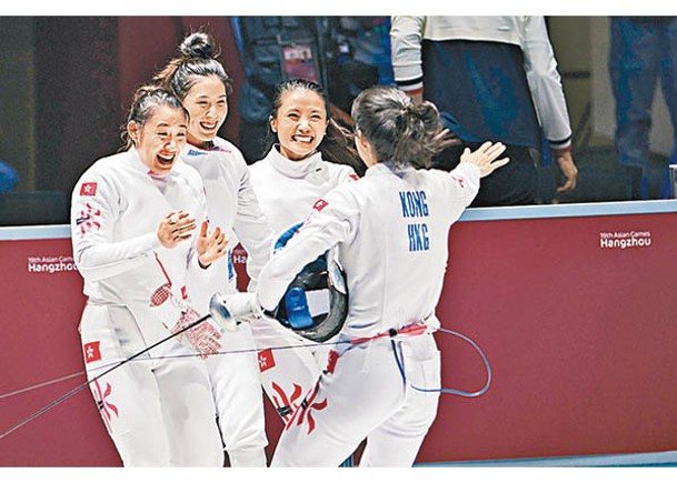 香港女重劍隊創下歷史贏得銀牌。（港協暨奧委會圖片）