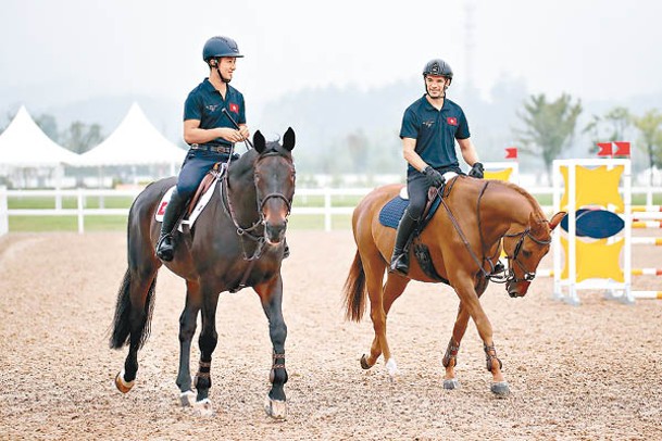 經驗豐富的馬會馬術隊成員林立信（右）與蘇昱軒（左）已準備就緒。