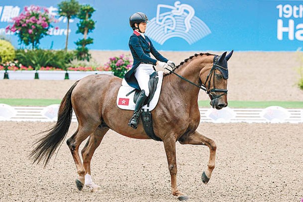 已袋走盛裝舞步團體銅牌的馬會馬術隊成員何苑欣轉戰三項賽。