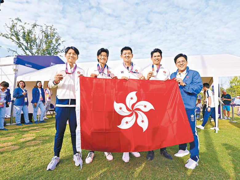 男團成員與中國香港代表團團長霍啟剛（右一）合照。