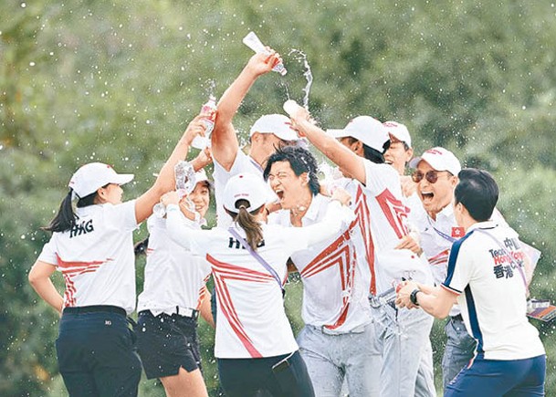 許龍一奪冠後，與代表團成員狂歡慶祝。