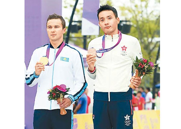 劉允祐（右）在單車公路計時賽贏得銅牌。（港協暨奧委會圖片）
