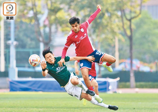香港U23（右）與深水埗爭入次圈。
