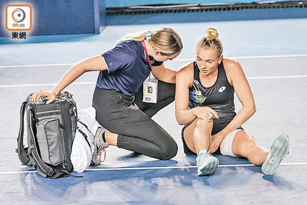 仙妮雅高娃（右）比賽中途受傷影響表現。