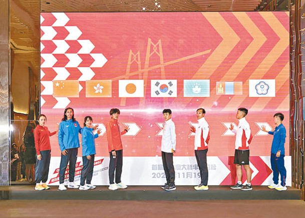 港隊代表陳家豪（左二）及曾曉彤（左三）聯同6位東亞代表一同參與儀式。（公關圖片）