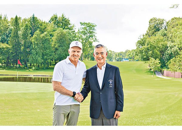 LIV Golf專員及行政總裁Greg Norman（左）與香港哥爾夫球會會長郭永亮，在粉嶺球場合照。（公關圖片）