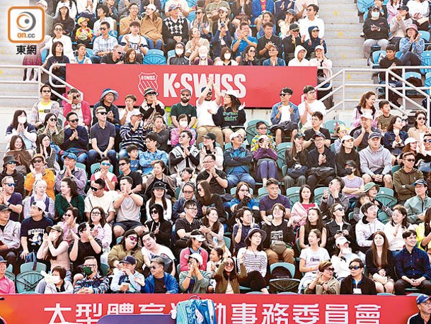 大批球迷入場觀看比賽，氣氛一流。