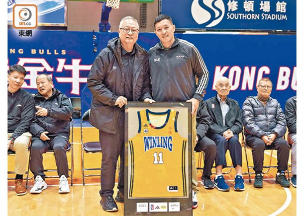 潘志豪（右）與永倫籃球會會長許業榮在儀式中合照。