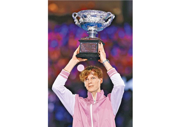 仙拿首次捧起澳網冠軍獎盃。