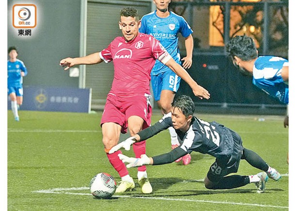 香港U23門將鄧梓朗（右）試圖撲走「肥彭」腳下球。
