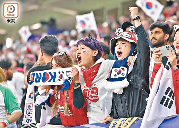 南韓球迷同樣「打不死」，現場為國家隊不停打氣。