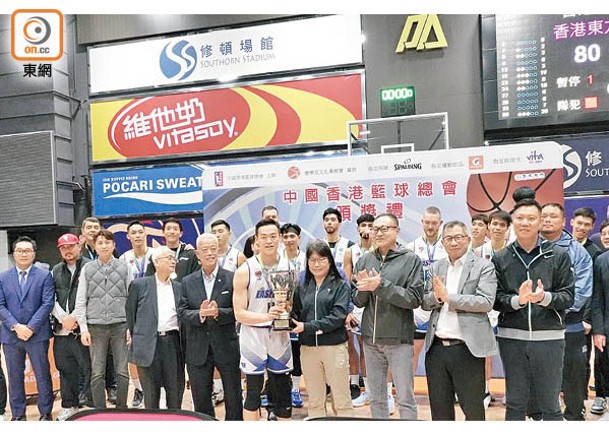 香港東方勇奪聯賽總冠軍，頒獎禮上接過獎座及冠軍指環，與一眾主禮嘉賓及籃總高層合照。