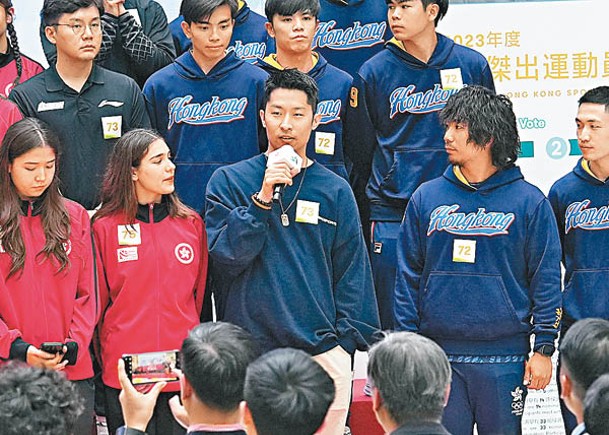 李樹榮（中）昨日於傑運記招公布香港東方出戰亞冠盃。