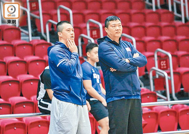 主教練趙永良（右）與助教李琪商討策略。