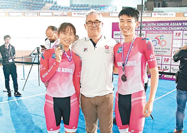 李思穎（左）及曹棨光（右）與署任總教練達海飛合照。（中國香港單車總會提供）