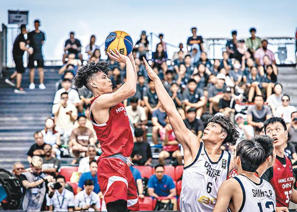 港籃（紅衫）對中華台北力戰而敗。（FIBA圖片）