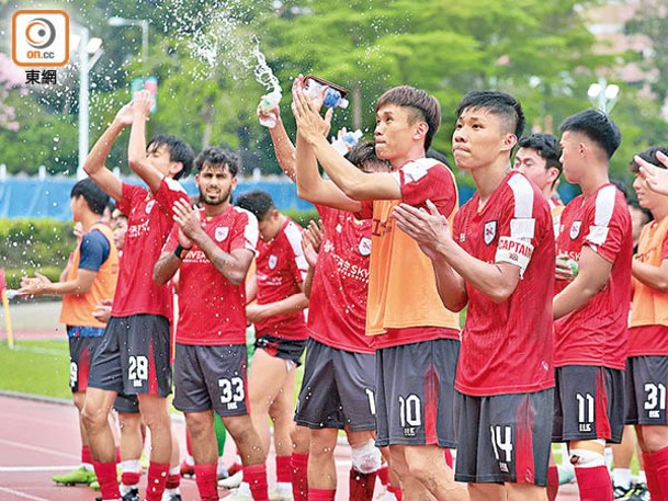 香港U23終於贏波，球員賽後相當興奮。