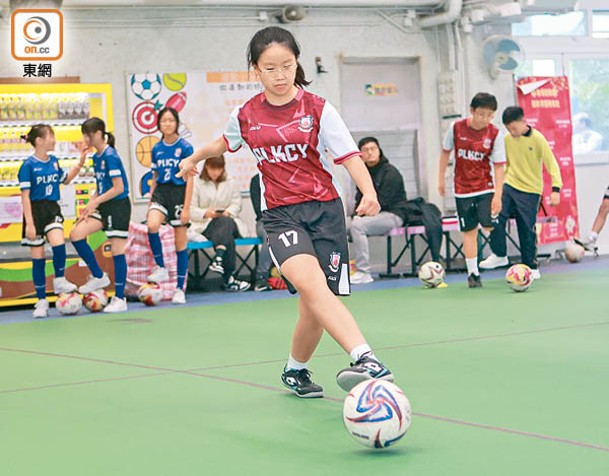 陳溢小學的女同學一樣踢得有板有眼。