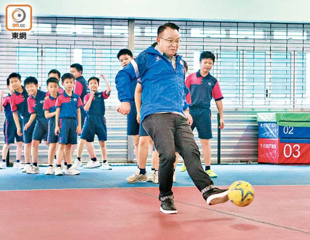 朱浩賢主席落場與小學生練習射門。