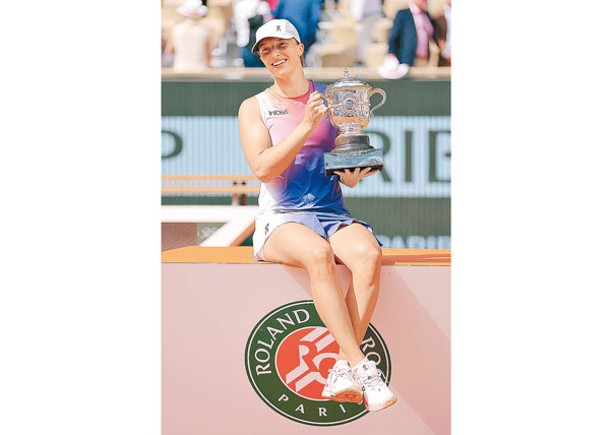施華德再度捧走法網獎盃，「泥地女王」當之無愧。（Getty Images圖片）