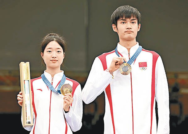 黃雨婷（左）及盛李豪攜手為中國打響頭炮。（Getty Images圖片）