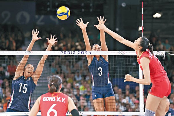 中國女排（紅衫）成功擊敗衞冕的美國隊。