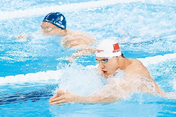 覃海洋（右）助中國泳隊成功終結美國霸業。