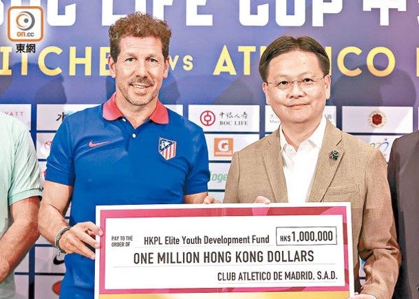 施蒙尼（左）代表馬體會向港超聯賽會召集人陳文俊捐100萬元。