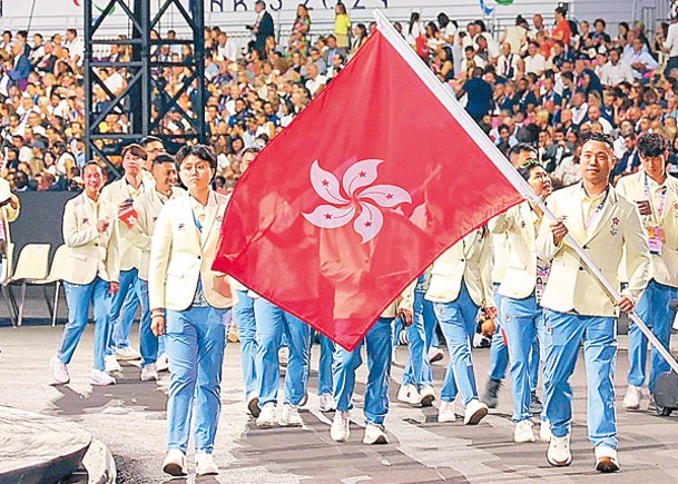 陳浩源（右）擔任開幕禮持旗手。（中國香港殘疾人奧委會圖片）